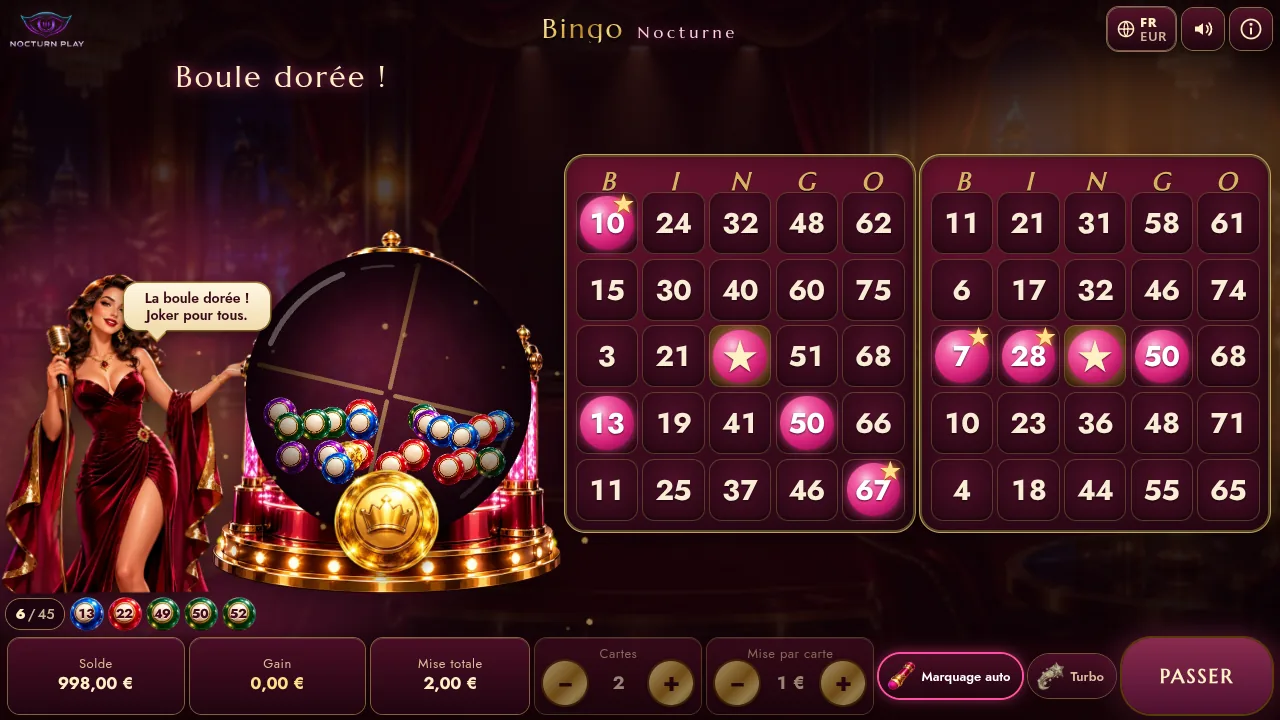 توپ طلایی در Night Bingo که خانه‌های جوکر را روی دو کارت علامت زده، کنار مجری سالن